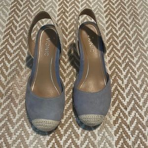 Vionic blue and tan heels
